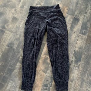 Lululemon size 8 joggers